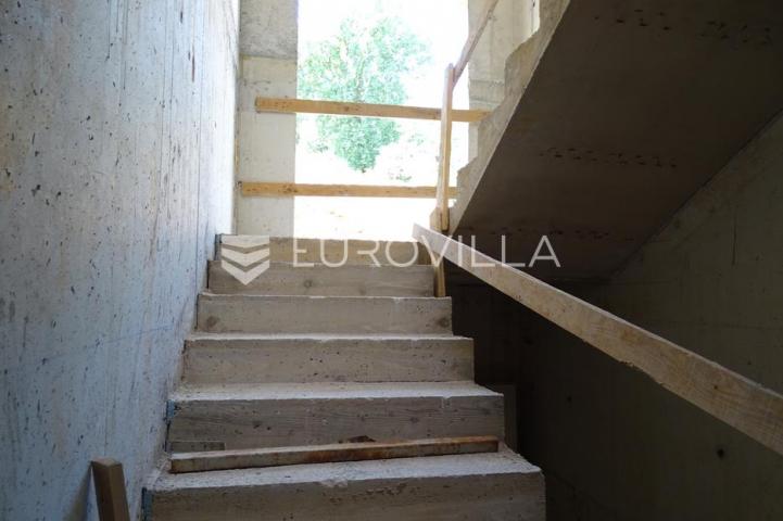 Lovran, penthouse s vrtom, terasama površine 204,78 m²