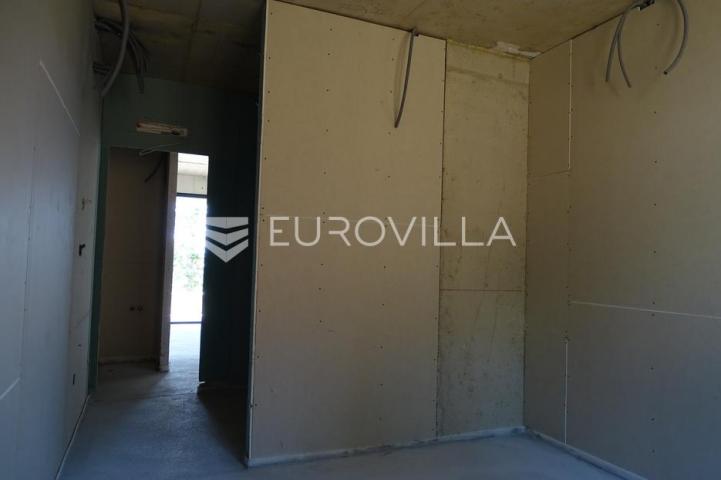 Lovran, penthouse s vrtom, terasama površine 204,78 m²