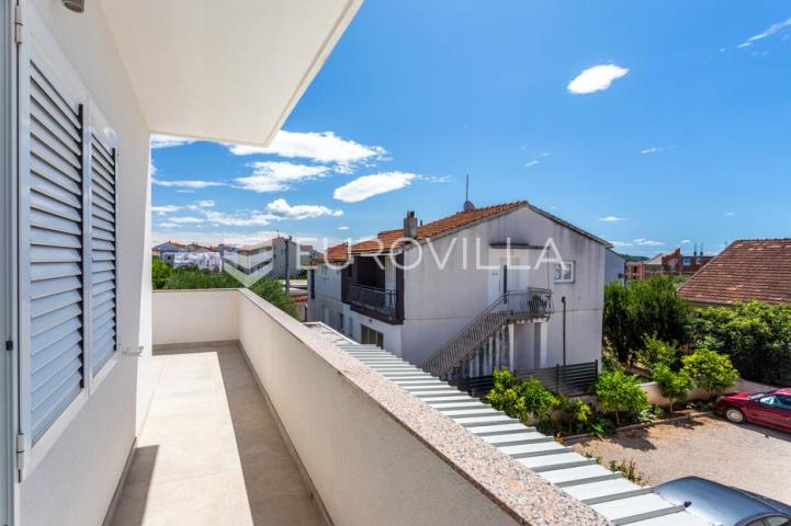 Vodice, apartmanska kuća – idealna investicija za turizam!