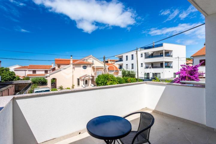 Vodice, apartmanska kuća – idealna investicija za turizam!