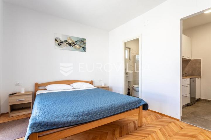 Vodice, apartmanska kuća – idealna investicija za turizam!