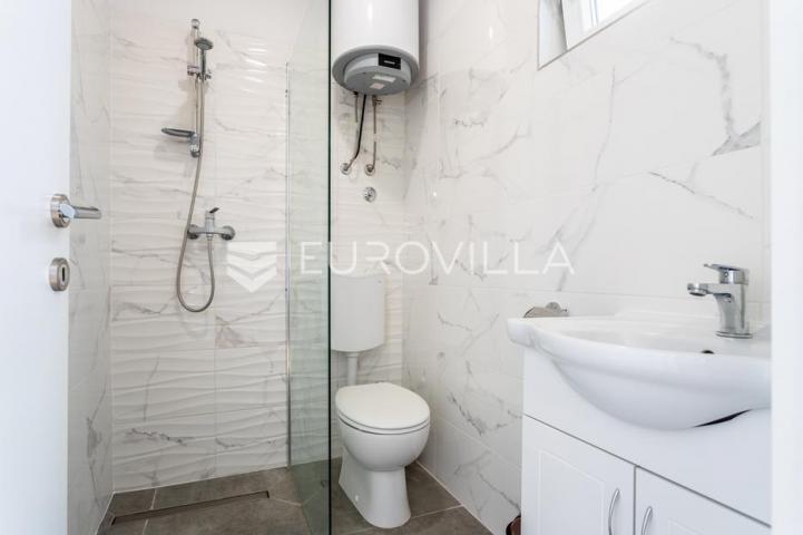 Vodice, apartmanska kuća – idealna investicija za turizam!