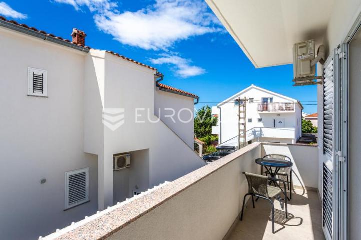 Vodice, apartmanska kuća – idealna investicija za turizam!