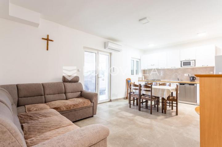 Vodice, apartmanska kuća – idealna investicija za turizam!