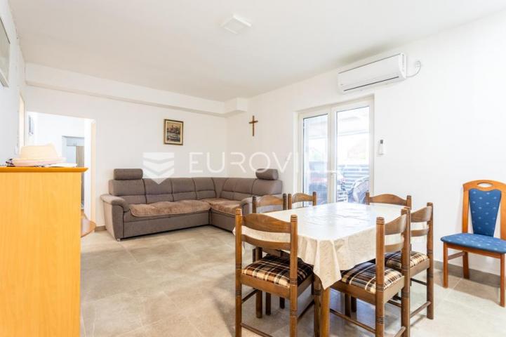 Vodice, apartmanska kuća – idealna investicija za turizam!
