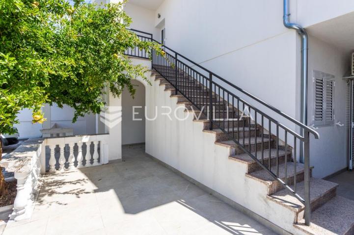 Vodice, apartmanska kuća – idealna investicija za turizam!