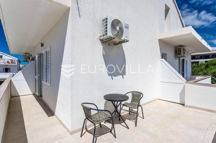 Vodice, apartmanska kuća – idealna investicija za turizam!