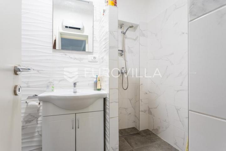 Vodice, apartmanska kuća – idealna investicija za turizam!