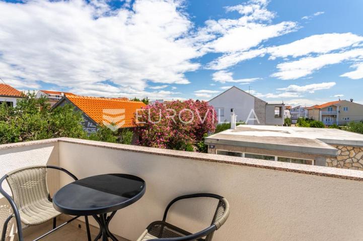 Vodice, apartmanska kuća – idealna investicija za turizam!