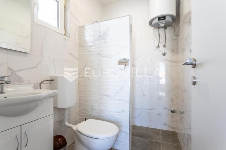 Vodice, apartmanska kuća – idealna investicija za turizam!