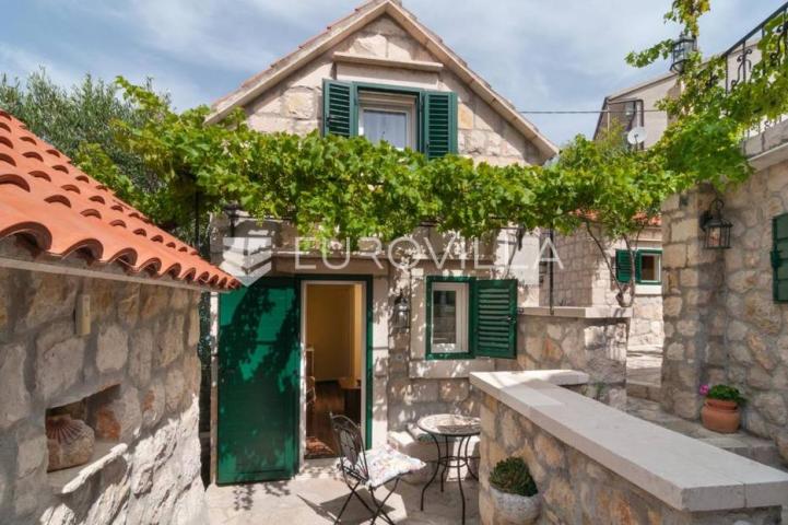 Omiš, prekrasna kamena kuća 50 metara od mora