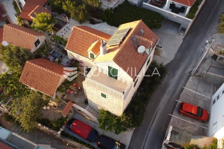 Omiš, prekrasna kamena kuća 50 metara od mora