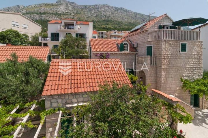 Omiš, prekrasna kamena kuća 50 metara od mora