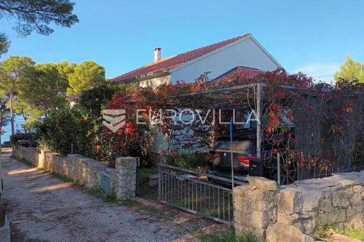 Brač, Milna, obiteljska kuća uz more