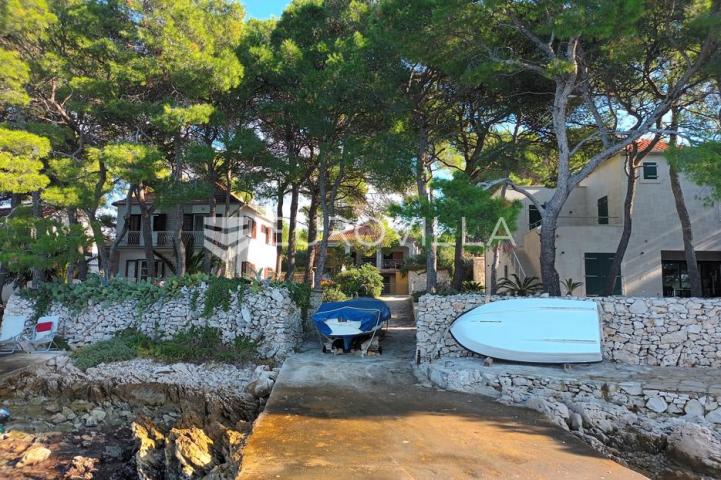 Brač, Milna, obiteljska kuća uz more