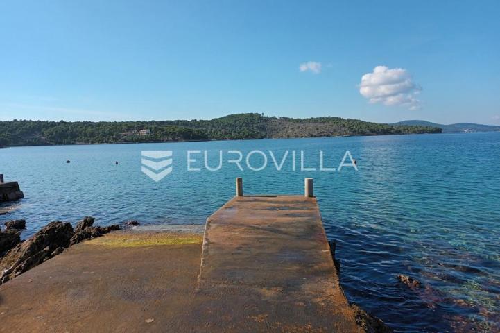 Brač, Milna, obiteljska kuća uz more