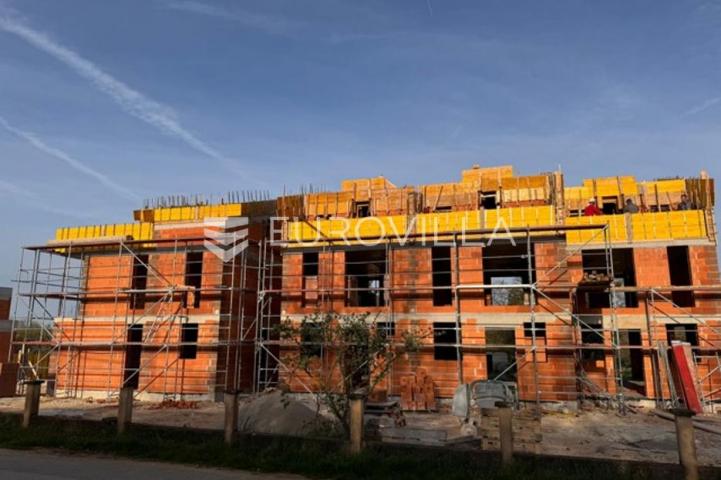 Poreč, prekrasan  trosobni stan u kući u nizu od 125 m2 s velikim vrtom