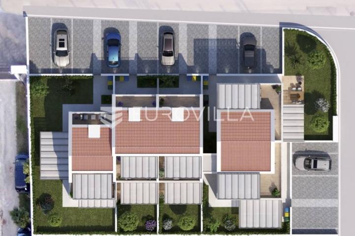 Poreč, prekrasan  trosobni stan u kući u nizu od 125 m2 s velikim vrtom