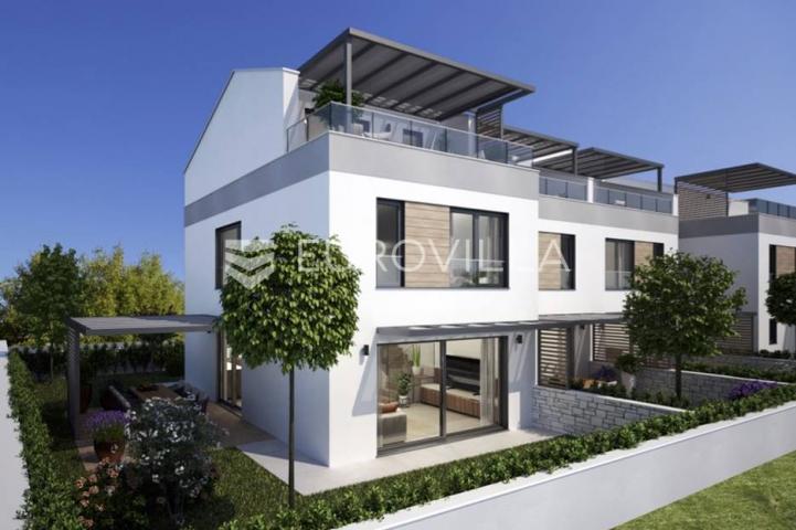 Poreč, prekrasan  trosobni stan u kući u nizu od 125 m2 s velikim vrtom