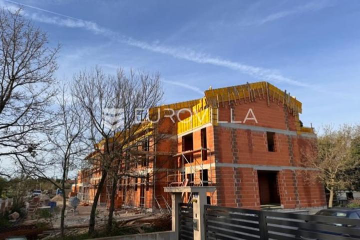 Poreč, prekrasan  trosobni stan u kući u nizu od 125 m2 s velikim vrtom