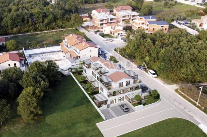 Poreč, prekrasan  trosobni stan u kući u nizu od 125 m2 s velikim vrtom