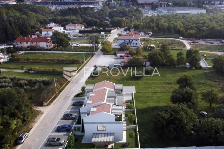 Poreč, prekrasan  trosobni stan u kući u nizu od 125 m2 s velikim vrtom