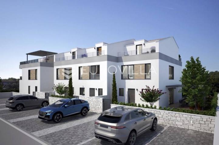 Poreč, prekrasan  trosobni stan u kući u nizu od 125 m2 s velikim vrtom