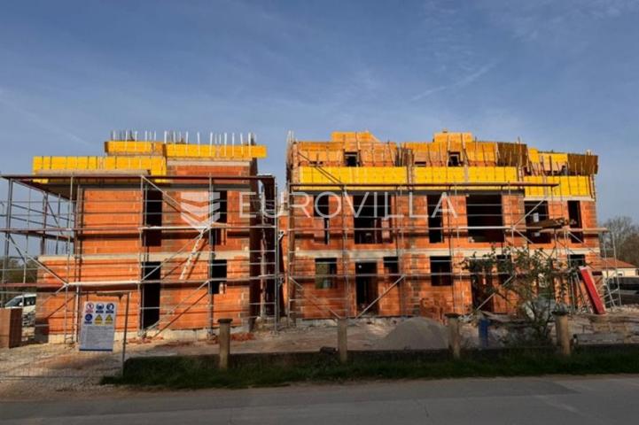 Poreč, prekrasan  trosobni stan u kući u nizu od 125 m2 s velikim vrtom