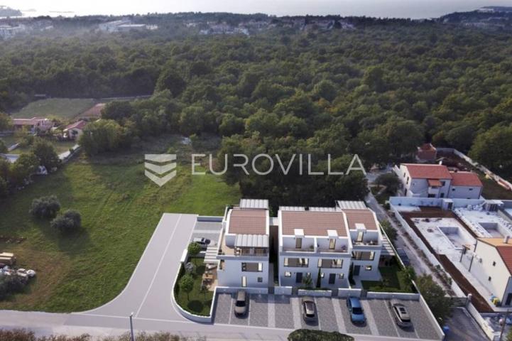 Poreč, prekrasan  trosobni stan u kući u nizu od 125 m2 s velikim vrtom