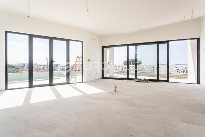 Vodice, moderan dvojni objek s bazenom