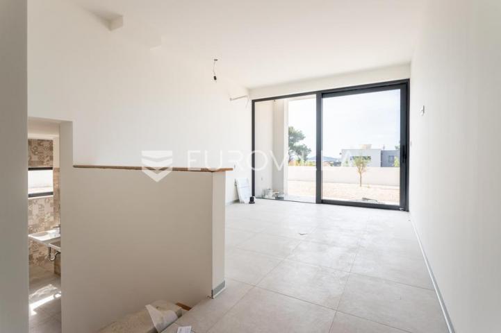 Vodice, moderan dvojni objek s bazenom