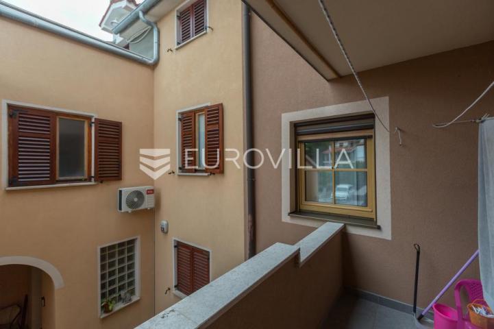 Istra, Pula PRILIKA ZA INVESTICIJU, apartmanska kuća podijeljena na 3 stambene jedinice