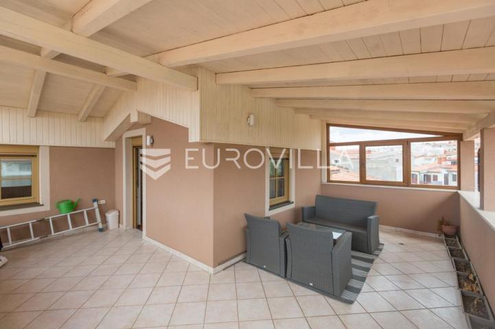 Istra, Pula PRILIKA ZA INVESTICIJU, apartmanska kuća podijeljena na 3 stambene jedinice