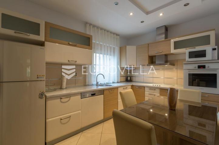Istra, Pula PRILIKA ZA INVESTICIJU, apartmanska kuća podijeljena na 3 stambene jedinice