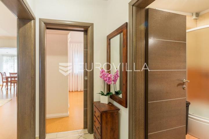 Istra, Pula PRILIKA ZA INVESTICIJU, apartmanska kuća podijeljena na 3 stambene jedinice