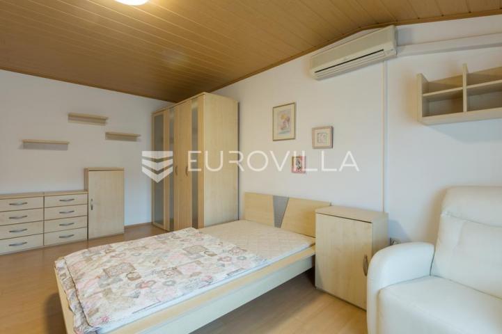 Istra, Pula PRILIKA ZA INVESTICIJU, apartmanska kuća podijeljena na 3 stambene jedinice