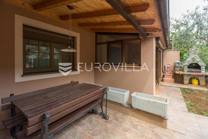 Istra, Pula PRILIKA ZA INVESTICIJU, apartmanska kuća podijeljena na 3 stambene jedinice