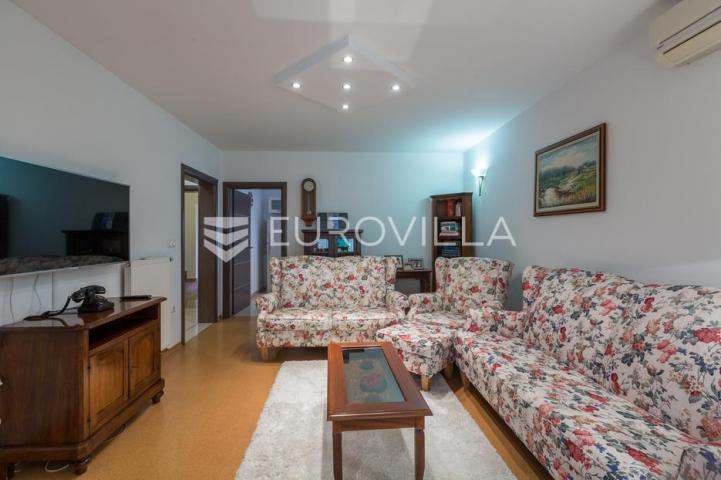 Istra, Pula PRILIKA ZA INVESTICIJU, apartmanska kuća podijeljena na 3 stambene jedinice