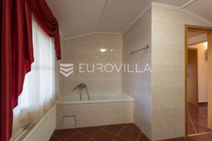Istra, Pula PRILIKA ZA INVESTICIJU, apartmanska kuća podijeljena na 3 stambene jedinice