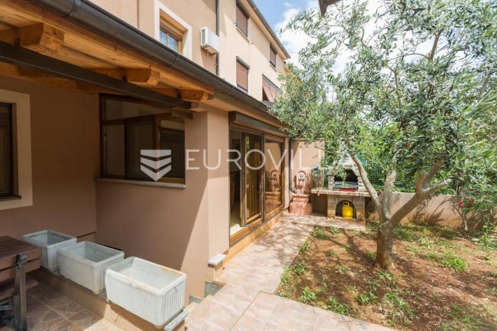 Istra, Pula PRILIKA ZA INVESTICIJU, apartmanska kuća podijeljena na 3 stambene jedinice