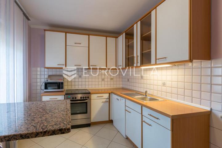 Istra, Pula PRILIKA ZA INVESTICIJU, apartmanska kuća podijeljena na 3 stambene jedinice