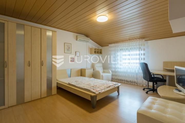Istra, Pula PRILIKA ZA INVESTICIJU, apartmanska kuća podijeljena na 3 stambene jedinice