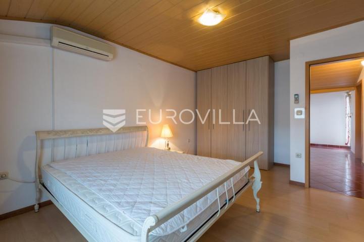 Istra, Pula PRILIKA ZA INVESTICIJU, apartmanska kuća podijeljena na 3 stambene jedinice