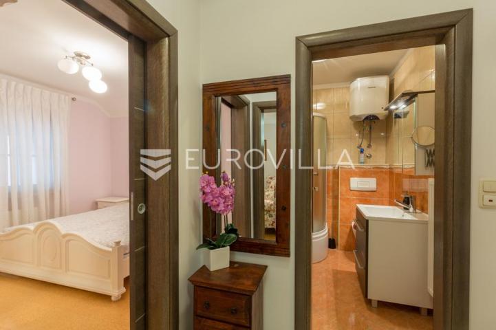 Istra, Pula PRILIKA ZA INVESTICIJU, apartmanska kuća podijeljena na 3 stambene jedinice