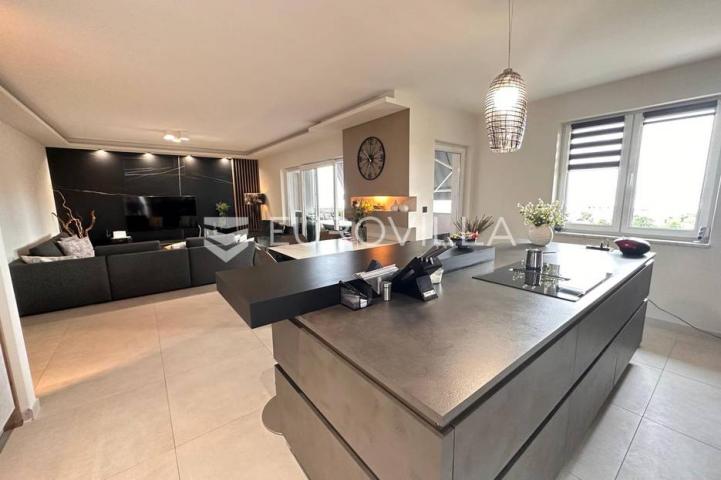 Rijeka, moderan stan s pogledom na more 217 m²