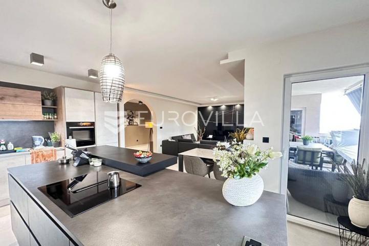 Rijeka, moderan stan s pogledom na more 217 m²