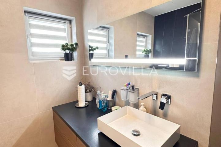 Rijeka, moderan stan s pogledom na more 217 m²