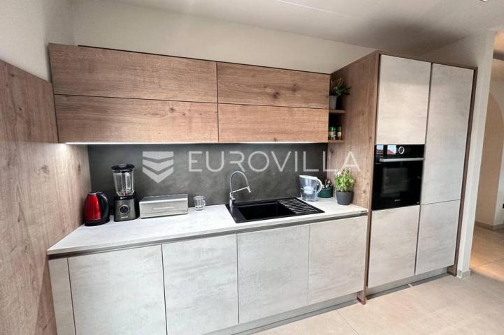 Rijeka, moderan stan s pogledom na more 217 m²