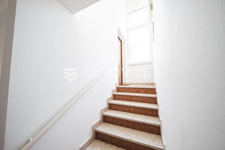 Zagreb, Ilica/Vrapče trosoban penthouse 107 m² s prekrasnim pogledom, parking
