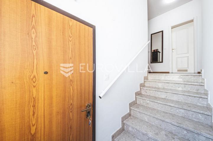 Zagreb, Ilica/Vrapče trosoban penthouse 107 m² s prekrasnim pogledom, parking